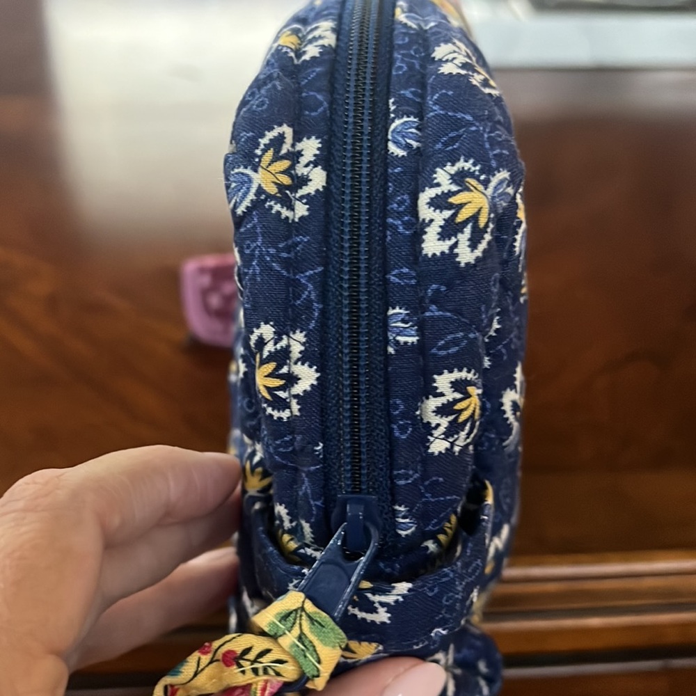 Vera Bradley travel case - Picture 2 of 3